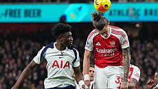 Riccardo Calafiori z Arsenalu hlavi�kuje p�ed Mohammedem Kudusem z Tottenhamu