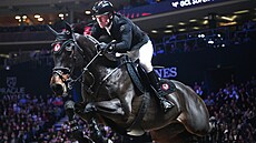 Jezdec Peder Fredricson z vít�zného týmu Rome Gladiators ve finále parkurového...