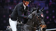 Jezdec Peder Fredricson z vít�zného týmu Rome Gladiators ve finále parkurového...