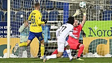 Slovácký zálo�ník Kim Sung-pin p�ekonává branká�e Stanislava Dostála ze Zlína.