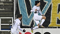 Slovácký zálo�ník Kim Sung-pin se spolu s Markem Havlíkem raduje z vst�eleného...