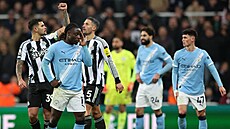 Zálo�ník Bruno Guimaraes z Newcastlu slaví gól v utkání proti Manchesteru City.