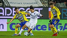 Slovácký zálo�ník Kim Sung-pin s mí�em mezi hrá�i Zlína