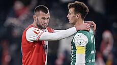 Slávistický úto�ník Erik Prekop a Luká� H�lka z Bohemians
