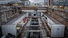 Stavba�i postupn� dokon�ují poslední práce na stanicích �eskomoravská a...