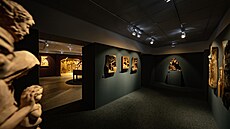 Roman Galek na výstav� p�edstavuje betlémy, které uchvátily Vatikán