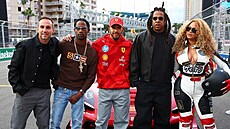 Lewis Hamilton (uprost�ed) se fotí se známými osobnostmi ve Vegas. Zprava...