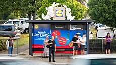 Reklamní instalace na zastávce Spojovací