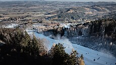 Zahájení ly�a�ské sezóny na Monínci si nenechaly ujít desítky lidí. (22....