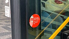 Autobusy v Praze znovu p�ipomínají zastávky na znamení pomocí symbol� zvone�ku....