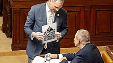 Sch�ze Poslanecké sn�movny. Na snímku Zden�k H�ib (Piráti) vyzval QR kódem...