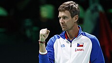 Kapitán �eských tenist� Tomá� Berdych hecuje své sv��ence ve �tvrtfinále Davis...