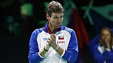 Kapitán �eských tenist� Tomá� Berdych hecuje své sv��ence ve �tvrtfinále Davis...