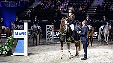 Obchodní �editel Ale� Toman p�edává cenu vít�zi Ceny Alavis b�hem víkendových...