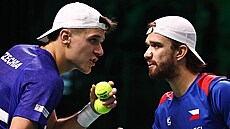 Tomá� Machá� (vpravo) a Jakub Men�ík se domlouvají p�i �ty�h�e ve �tvrtfinále...