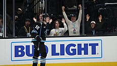 Logan Cooley se raduje z trefy proti Vegas.