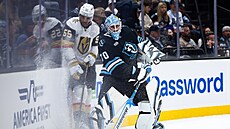 Karel Vejmelka rozehrává za brankou v utkání s Vegas.