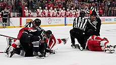 Hromadná poty�ka po konci utkání mezi hokejisty New Jersey a Detroitu.