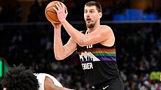 Srbský basketbalista Nikola Joki� v akci proti Memphisu.