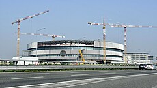 Práce na stavb� hokejové arény v Milán� stále probíhají.