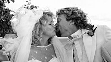 Svatební fotografie z 20. 12. 1989, na které Richard Branson líbá svou nev�stu...