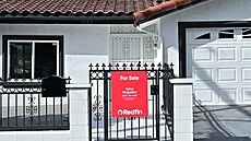 Cedule odkazující na dm k prodeji v Monterey Parku v Kalifornii. Donald Trump...