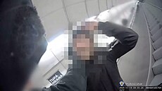 Urá�ky, agrese, plivanec. Cizinec se pral se strá�níky na eskalátorech v metru
