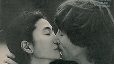 Johna Lennon s Yoko Ono na obalu jejich alba Double Fantasy, které bylo...