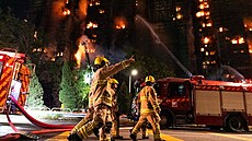 Rozsáhlý po�ár zachvátil obytný komplex v severní �ásti Hongkongu. (26....