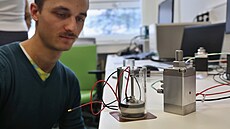 Ond�ej Mu�álek s unikátním m��ícím p�ístrojem EMU z  V�B - TUO. (25. listopadu...