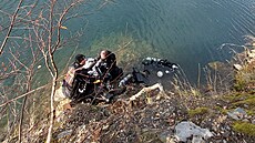 Jako první v zatopeném lomu zasahovali bruntál�tí policisté. (20. listopadu...