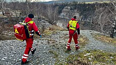 Záchraná�i p�i zásahu v zatopeném lomu na Bruntálsku, kde m�li zdravotní obtí�e...