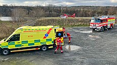 Záchraná�i a hasi�i p�i zásahu v zatopeném lomu na Bruntálsku, kde m�li...