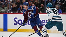 Úto�ník Colorada Martin Ne�as kontroluje puk b�hem utkání proti San Jose.