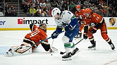 Úto�ník Vancouveru Conor Garland (v bílém dresu) p�ekonává branká�e Anaheimu...