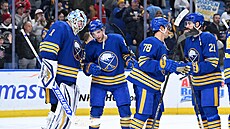 Hokejisté Buffala se radují z vysoké výhry proti Chicagu.