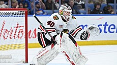 Branká� Chicaga Arvid Söderblom sleduje hru p�ed sebou v zápase proti Buffalu.