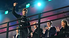 George Russell se usmívá, Velkou cenu Las Vegas dokon�il na t�etí pozici.