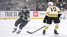 Trevor Moore (vlevo) z Los Angeles Kings objí�dí Mat�je Blümela z Bostonu.