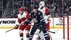 Kapitán Winnipegu Adam Lowry se sna�í clonit p�ed brankou Caroliny.