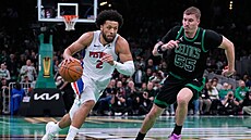 Cade Cunningham (vlevo) z Detroitu se sna�í obejít Baylora Scheiermana z...