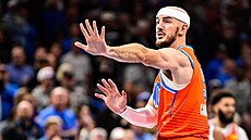 Alex Caruso z Oklahomy b�hem utkání proti Minnesot�
