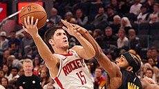 Reed Sheppard z Houstonu se tla�í do zakon�ení b�hem utkání proti Golden State.