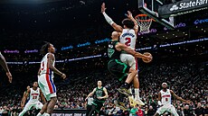 Cade Cunningham z Detroitu brání Jordana Walshe z Bostonu.