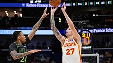 Vít Krej�í z Atlanty zakon�uje, brání ho Jordan Hawkins z New Orleans.