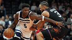Anthony Edwards (vlevo) z Minnesoty se prodírá p�es Dillona Brookse z Phoenixu.