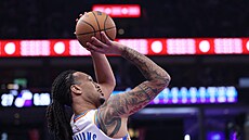 Jaylin Williams z Oklahomy zakon�uje v zápase proti Utahu.