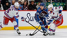 Úto�ník Martin Ne�as bojuje o puk s Vincentem Trocheckem (vlevo) a Art�mijem...