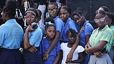 Haitské dívky se ú�astní poh�bu ob�tí hurikánu. (15. listopadu 2025)