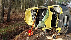 Auto po nárazu do stromu a p�evrácení p�es st�echu skon�ilo zpátky na silnici.